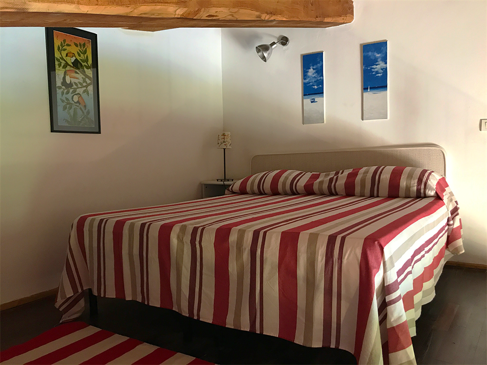 Doppelbett in Mansarde